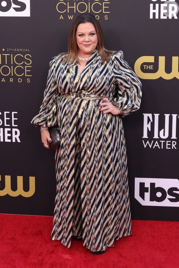 Melissa McCarthy usou vestido com listras no Critics Choice Awards