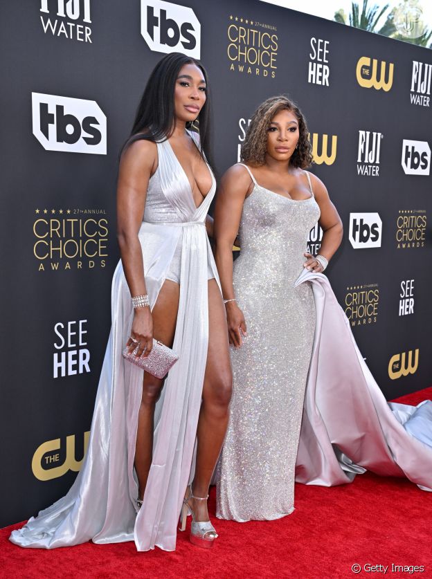  Vestido prateado é opção certeira para moda festa: as irmãs Venus e Serena Williams escolheram diferentes versões da peça para o Critics Choice Awards