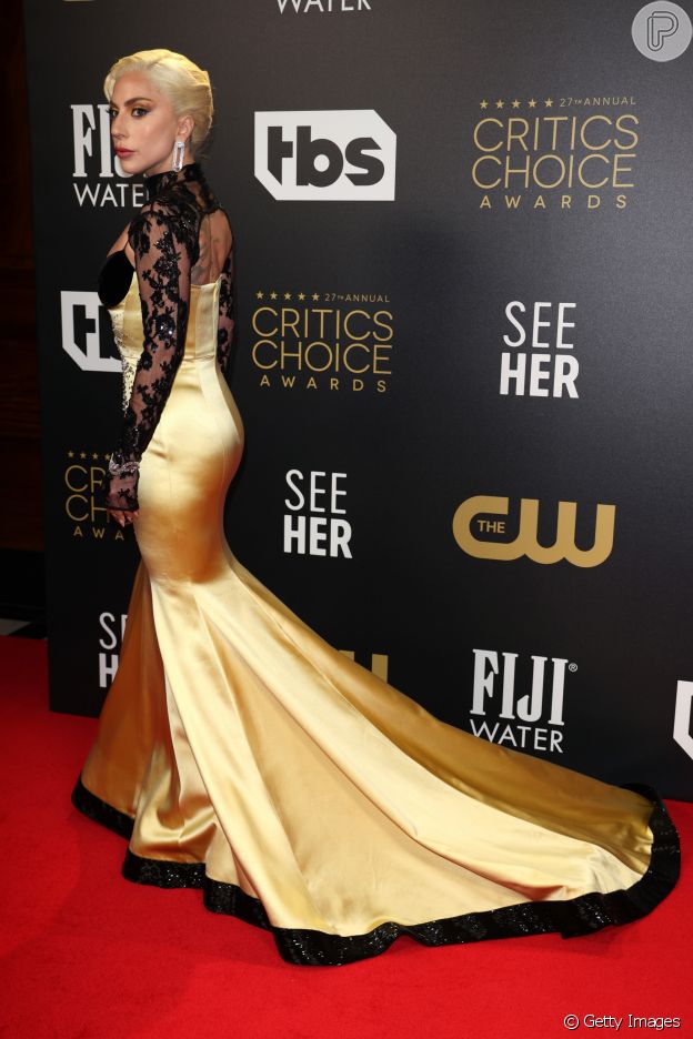  Lady Gaga escolheu vestido que alia preto e dourado para o Critics Choice Awards 2022