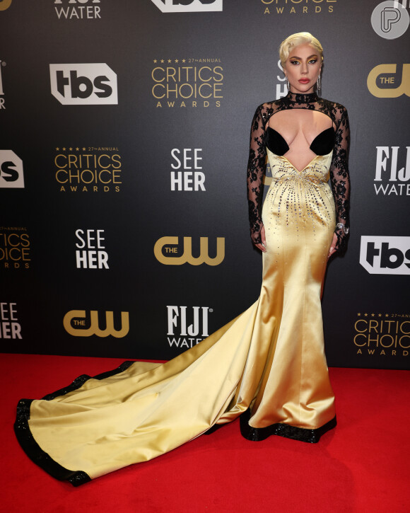  Lady Gaga usou vestido decotado da Gucci no Critics Choice Awards