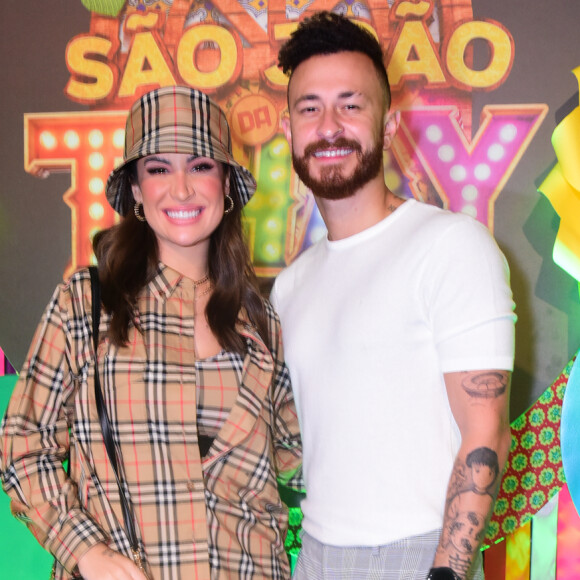 Bianca Andrade e o marido, Fred, prestigiaram o esquenta do São João da Thay