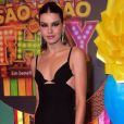 Camila Queiroz esbanjou beleza no esquenta do São João da Thay   