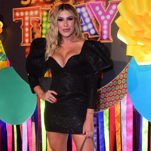 Lorena Improta foi fotografada no esquenta do São João da Thay