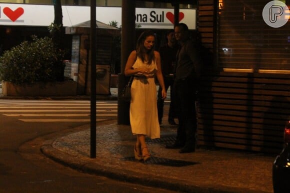 Usando vestido longo, Paolla Oliveira deixa restaurante logo após Joaquim Lopes