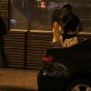 Joaquim Lopes e Paolla Oliveira trocam beijos na saída de um restaurante no Rio de Janeiro