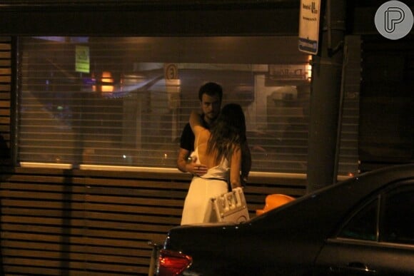 Joaquim Lopes e Paolla Oliveira se beijaram antes de entrar no carro