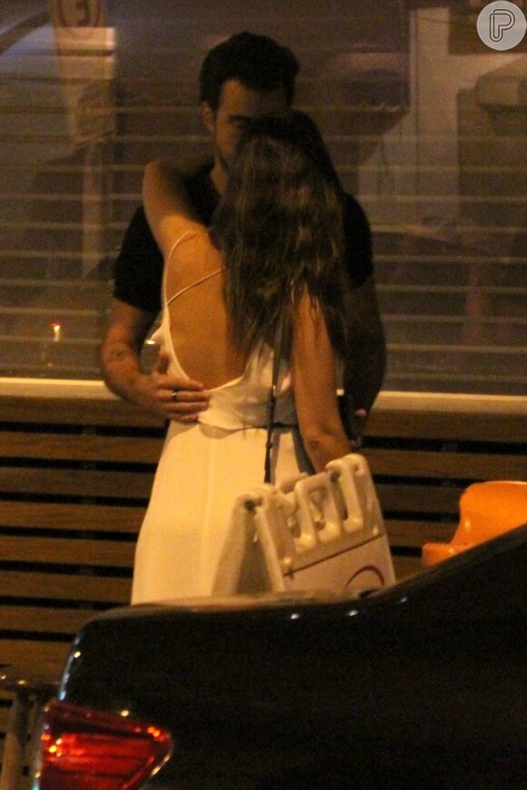 Joaquim Lopes e Paolla Oliveira se beijam após jantar romântico em restaurante no Rio de Janeiro, em 8 de dezembro de 2014