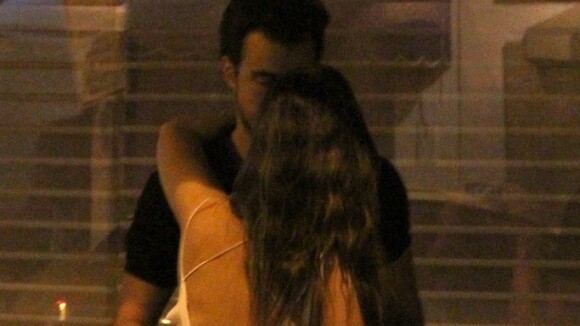 Joaquim Lopes, de 'Império', beija Paolla Oliveira na saída de restaurante no RJ