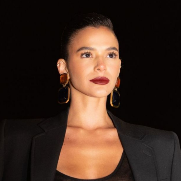 A resposta que Bruna Marquezine deu após receber um comentário machista sobre um look transparente viralizou nas redes sociais e gerou grande repercussão