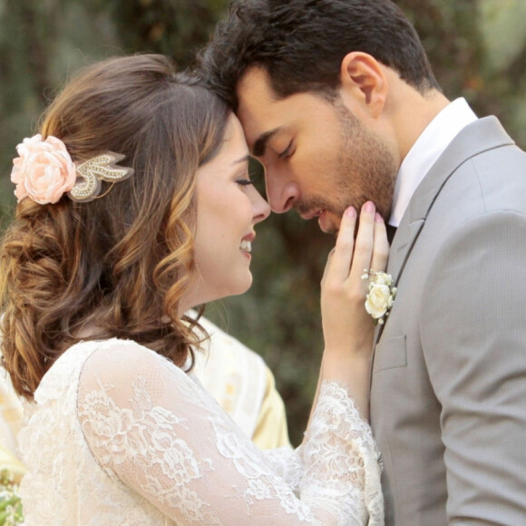 Cecília (Bia Arantes) e Gustavo (Carlo Porto) se casam e partem em lua de mel no capítulo de segunda-feira, 21 de março de 2022 da novela 'Carinha de Anjo'