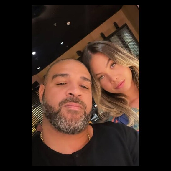 Adriano Imperador e Céu Oliveira costumavam postar algumas fotos juntos nas redes sociais