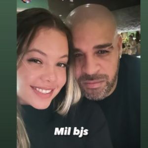 Após o término, Adriano Imperador excluiu as fotos com Céu Oliveira