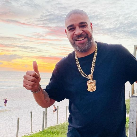 Adriano Imperador curtiu noitada após terminar o namoro