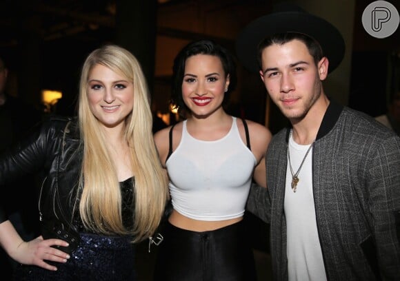 Meghan Trainor, Demi Lovato e Nick Jonas posam nos bastidores no Jingle Ball 2014