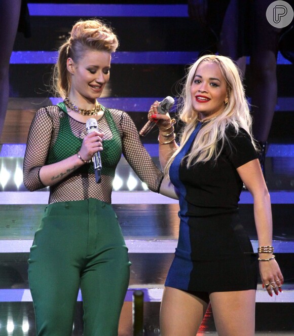 Iggy Azalea canta com Rita Ora no Jingle Ball 2014