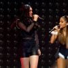 Ariana Grande se apresenta com Jessie J se apresentam no Jingle Ball 2014