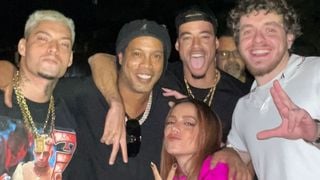 Anitta surpreende web com aparição em aniversário de Ronaldinho Gaúcho: 'Rolê aleatório'