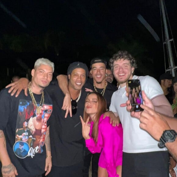 Foto de Anitta, Felipe Ret, L7nnon, Jack Harlow e Ronaldinho Gaúcho viralizou nas redes sociais