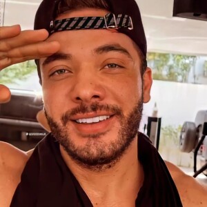 Rede social de Wesley Safadão postou vídeos e fotos em inglês com piadas impróprias, xingamentos e até vídeos pornográficos