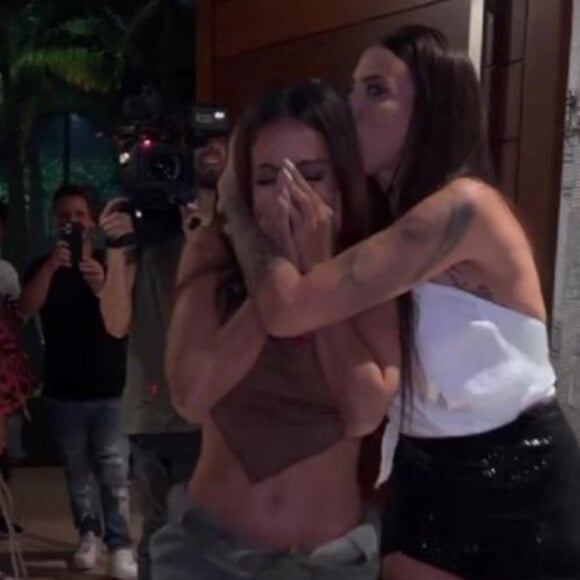 Anitta ganhou festa surpresa de aniversário adiantada