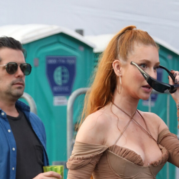 Marina Ruy Barbosa e o namorado, Guilherme Mussi, foram ao primeiro dia do Lollapalooza, em São Paulo, em 25 de março de 2022