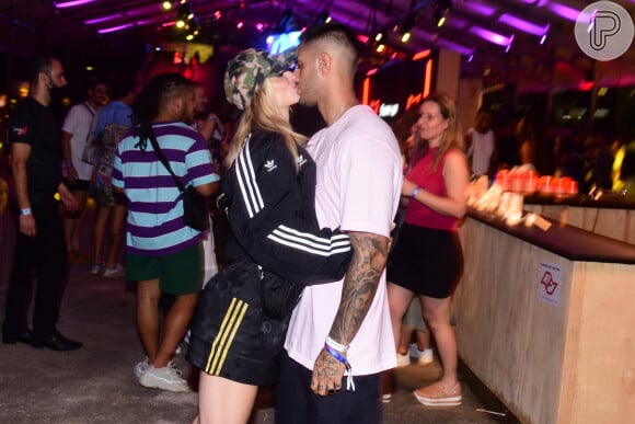 Bárbara França e o namorado, Caio Franco, trocaram beijos no primeiro dia do Lollapalooza, em São Paulo, em 25 de março de 2022