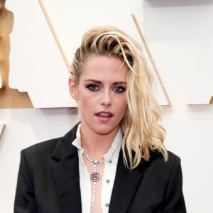A atriz Kristen Stewart usou short curto da Chanel para sua passagem no red carpet do Oscar 2022