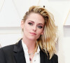 Sem vestido! Kristen Stewart surge com short Chanel e 'matching looks' com noiva no Oscar 2022