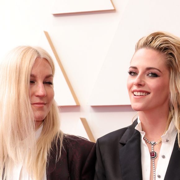 Noiva de Kristen Stewart, a roteirista Dylan Meyer posou com a atriz, indicada por 'Spencer' ao Oscar
