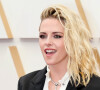 No Oscar 2022, Kristen Stewart escolheu um visual messy para os fios e make com olhos marcados.