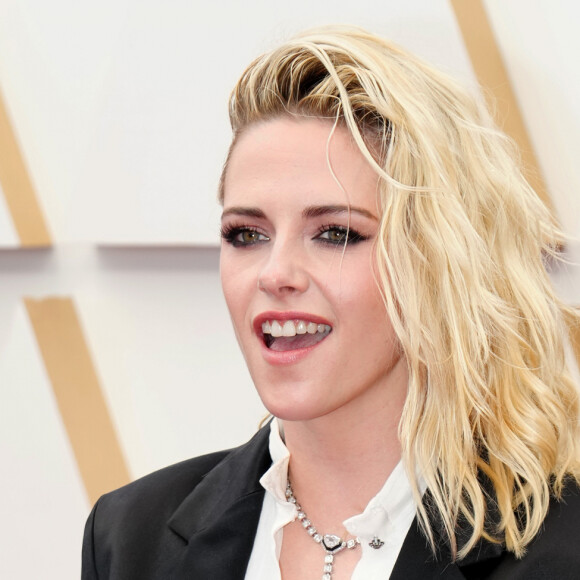 No Oscar 2022, Kristen Stewart escolheu um visual messy para os fios e make com olhos marcados.