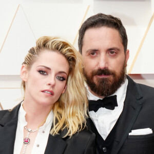 Kristen Stewart posa com o diretor Pablo Larrain, com quem trabalhou em 'Spencer'