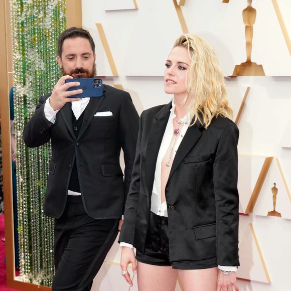 No tapete vermelho, Kristen Stewart ficou sob os flashs do diretor de Spencer, Pablo Larrain