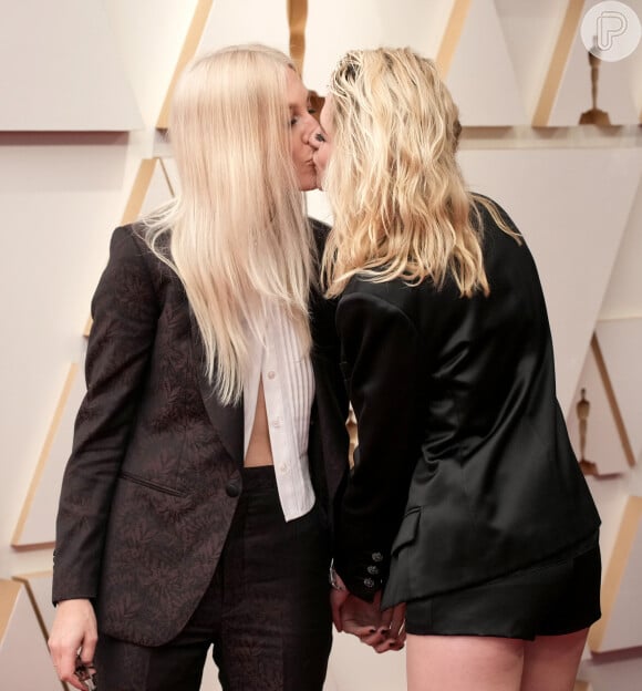 Kristen Stewart beija noiva, Dylan Meyer, no red carpet do Oscar 2022