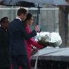 Kate Middleton e o príncipe William colocam flores em homenagem às vítimas da tragédia de 11 de setembro de 2001
