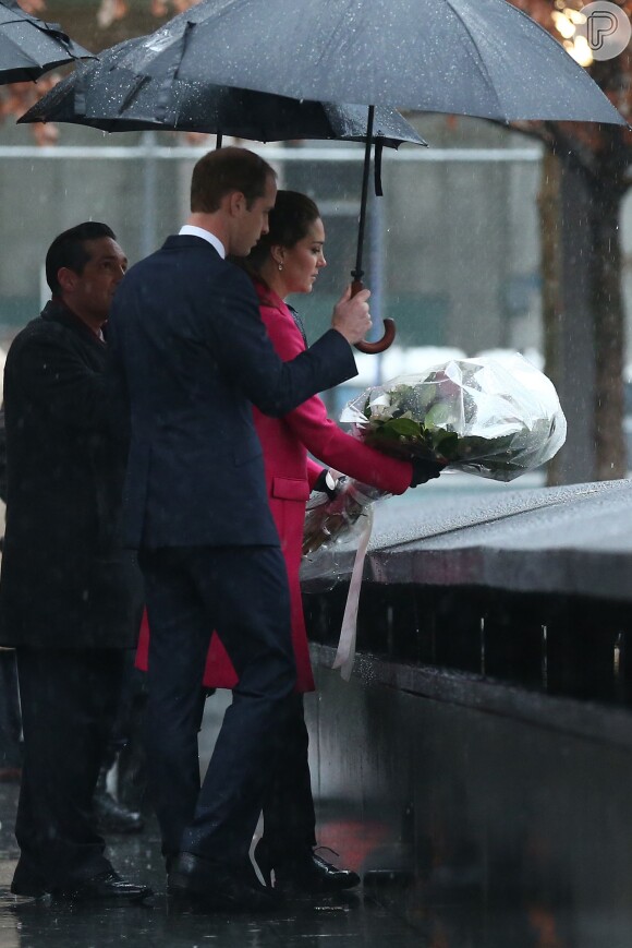 Kate Middleton e o príncipe William colocam flores em homenagem às vítimas da tragédia de 11 de setembro de 2001