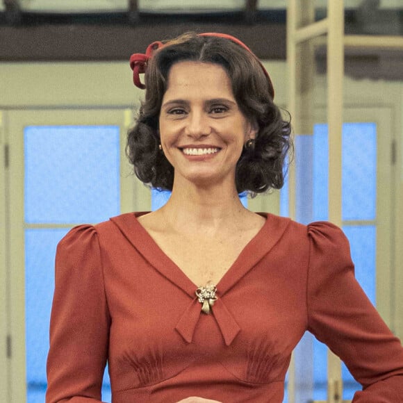 Violeta (Malu Galli) se esconde de Úrsula (Bárbara Paz) mas acaba perdendo seu broche no capítulo de sexta-feira, 15 de abril de 2022 na novela 'Além da Ilusão'