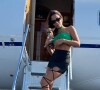 Anitta exibiu corpo em forma ao subir em avião de viajar da Tailândia para os Estados Unidos, onde vai comemorar o aniversário