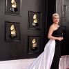 Vestido p&b de Lady Gaga tinha uma ampla cauda em branco: a peça foi um dos destaques do red carpet do Grammy 2022.