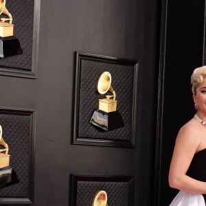 Vestido p&b de Lady Gaga tinha uma ampla cauda em branco: a peça foi um dos destaques do red carpet do Grammy 2022.