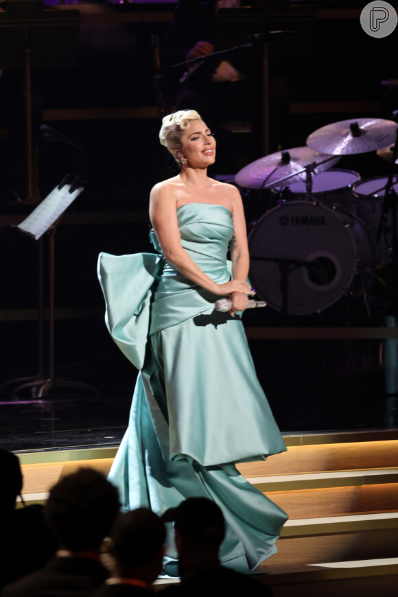 O vestido usado por Lady Gaga para apresentação no Grammy 2022 tinha cauda, laço máxi e também drapeados.