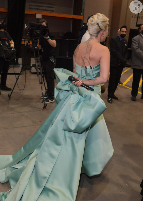 Veja detalhes do maxi-laço do vestido usado por Lady Gaga