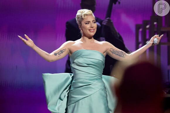 Lady Gaga se apresentou com vestido azul com maxi-laço e ficou emocionada ao falar de Tony Bennett, seu parceiro no projeto 'Love For Sale'