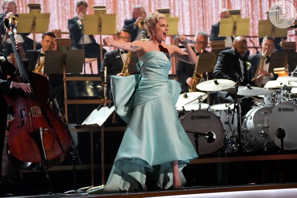 Lady Gaga escolheu um vestido midi para sua apresentação no Grammy 2022