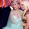 Lady Gaga posa com Donatella Versace nos bastidores do Grammy 2022