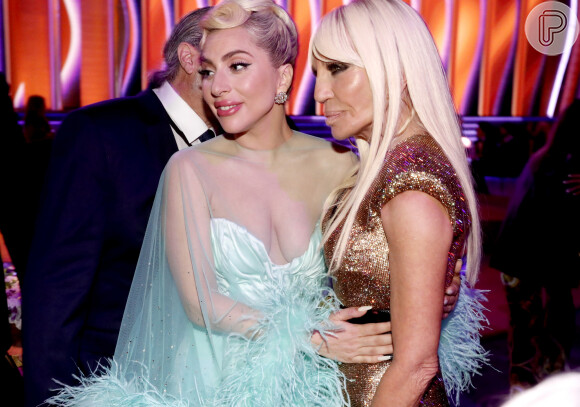Lady Gaga posa com Donatella Versace nos bastidores do Grammy 2022