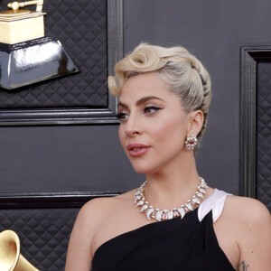 Vestido preto e branco de Lady Gaga no Grammy 2022 é da Armani Privé