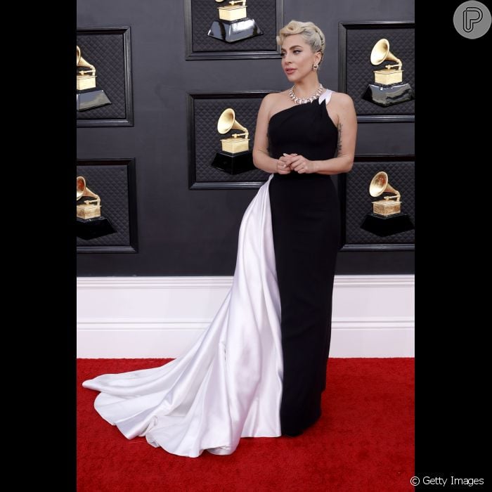 Vestido preto e branco de Lady Gaga no Grammy 2022 é da Armani Privé