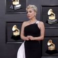 Lady Gaga tirou preto e branco da monotonia com esse longo Armani Privé no Grammy 2022