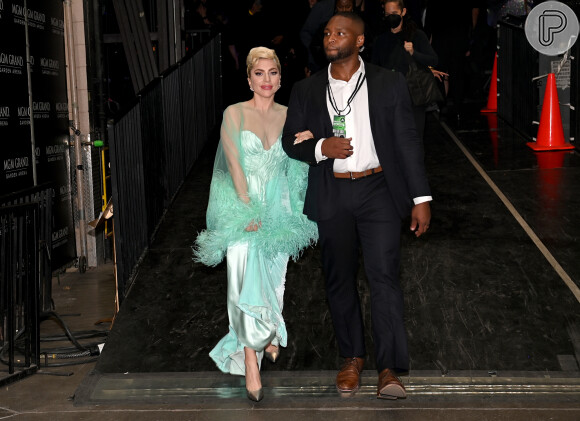 Plumas e transparência se aliaram nesse outfit de Lady Gaga para o Grammy 2022.
